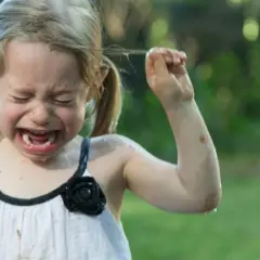Niña rubia llorando desconsoladamente, con la boca abierta y los ojos cerrados. Parece que está pasando por los terribles 4 años.