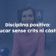 Mujer sonriente habla sobre disciplina positiva: educar sin gritos ni castigos.