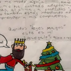 Dibujo de un Rey Mago entregando un regalo junto a un árbol de Navidad. Es una carta de Reyes Magos para niños que se portan mal, con un mensaje de adaptación.