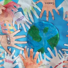 Manos de niños alrededor del planeta Tierra, celebrando actividades del Día de la Tierra.
