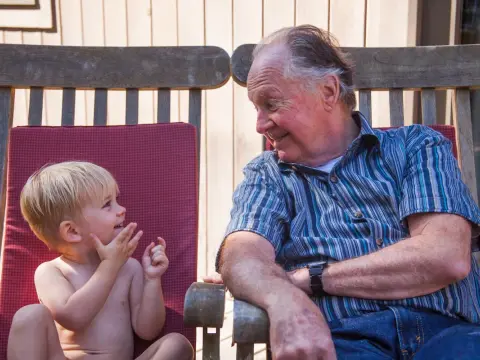 Abuelos cuidando nietos - ¿Funciona bien?