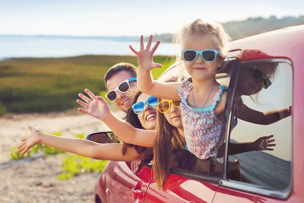 Familia feliz en coche, saludando. ¡Perfecto para juegos para el coche niños y viajes divertidos!