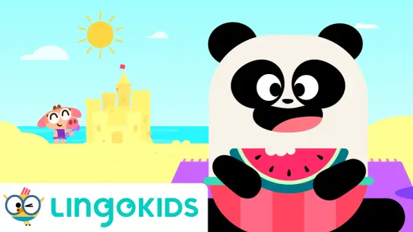 Un panda y un cerdito disfrutan de un día de playa, perfecto para cantar canciones de verano para niños.